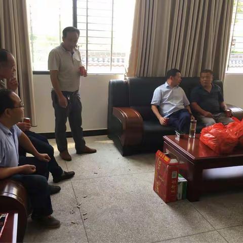 镇党委尹书记、朱镇长，一行百忙之中来北风头村拆迁现场慰问。