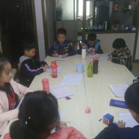 撇今天学习了撇的写法，写了一个汉字“在”，同时教了一些基本的间架结构，同学们写的很认真。