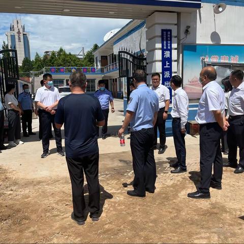 区党工委书记孙庆伟、党工委副书记、管委会主任梅兴秦一行到濮上办调研开发区实验学校中原校区建设情况