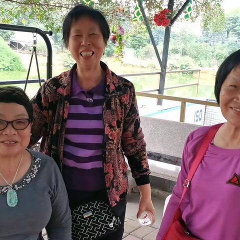 三水中学1972届二连二排高中同学聚会     庆祝甘展威同学携夫人从美国返唐山，与同学聚会。