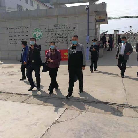 市教育局工会主席许丹莉检查我校初三开学准备工作