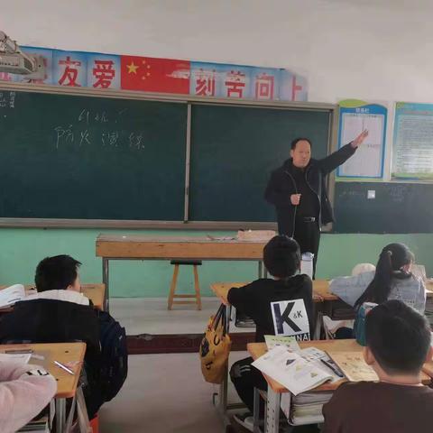 油寨中学消防逃生演练