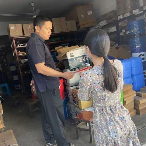 月河社区开展“弘扬宪法精神，构建和谐社会”主题公益活动