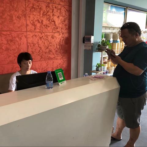 （为民办实事）月河社区调解员前往调解一起物业多收水费的问题