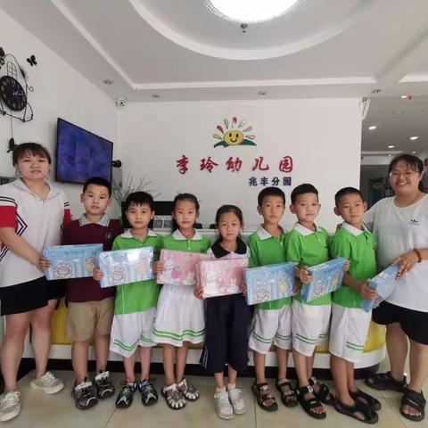 相聚·感恩·成长·有爱   ——                        【李玲兆丰幼儿园】毕业生汇报学习成绩