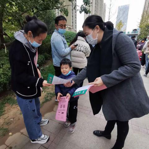 五七车站社区全民核酸检测点开展垃圾分类宣传活动