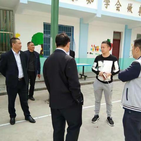 中心校校长陪同镇分管领导到洪乐小学检查义教均衡工作的推进情况