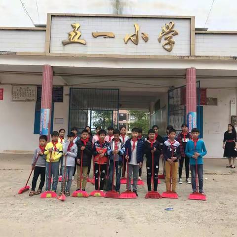 五一小学3月5日少先队员“学雷锋，义务扫街”活动