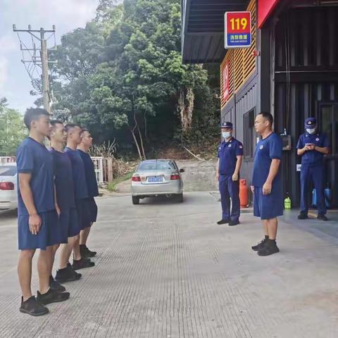 大万消防救援站李林锋代理副站长深入金龟小型站进行节前督导工作