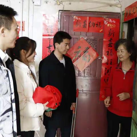 嘉峪关分行组织开展学雷锋助困慰老志愿服务活动