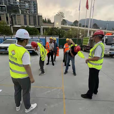 福州战峰路项目部组织“单手穿反光背心”接力赛