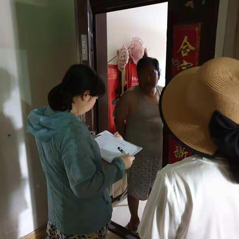 西郊乡蓝天社区周末到辖区内摸底排查登记电动三轮车、四轮车基本情况