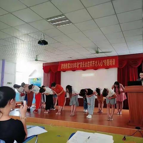 七彩幼儿园教师假曰充电提升自身素质，文武双修，尽显风采！