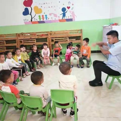 七彩幼儿园教师精益求精，教研业务更上一层楼。