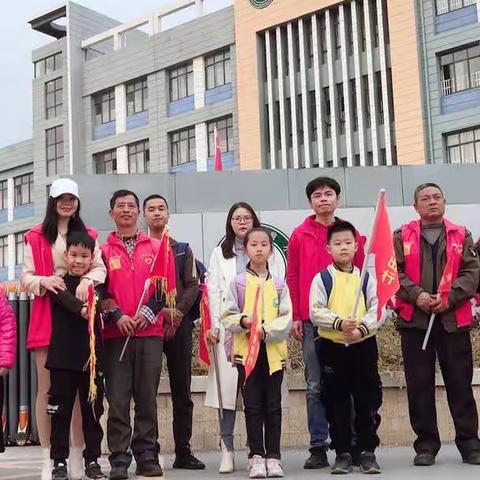 暖心悦娃迎开学，站前家长来护航——记三（1）班“爱心护学，文明站岗”活动一周掠影！