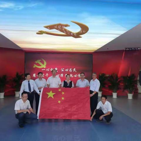 墩头支行开展“重温红色之旅，见证精神本色，与国旗合影”活动