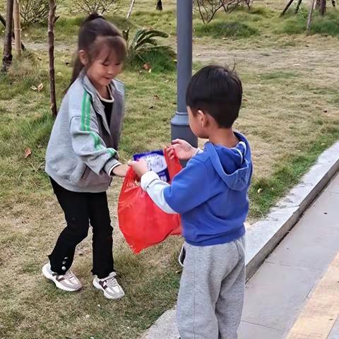 小手拉大手 爱护环境我在行动——华师大弋阳实幼创卫行动