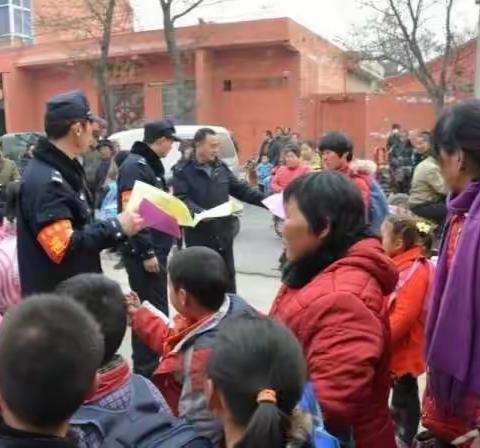 [百万警进千万家 “枫”警架起连心桥]暖心“护学岗”  用爱心托起明天的太阳
