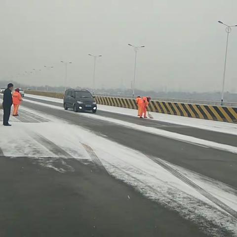 襄汾县公路建设养护管理站加强雨雪天道路安全巡查