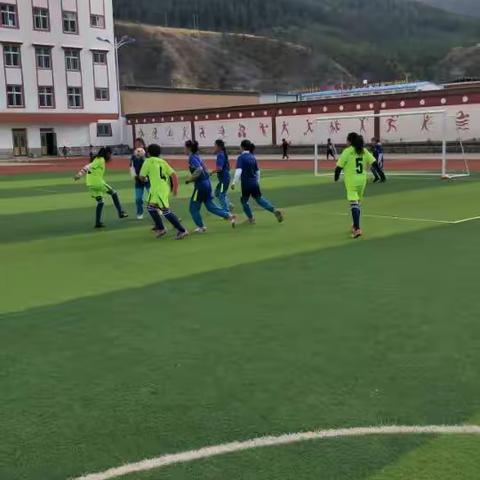 阳光，团结的校园足球赛