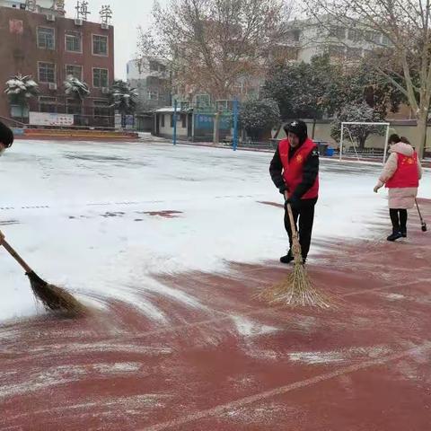 党员教师齐扫雪 志愿服务迎新春