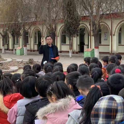 议论堡乡第一中心小学期中表彰大会