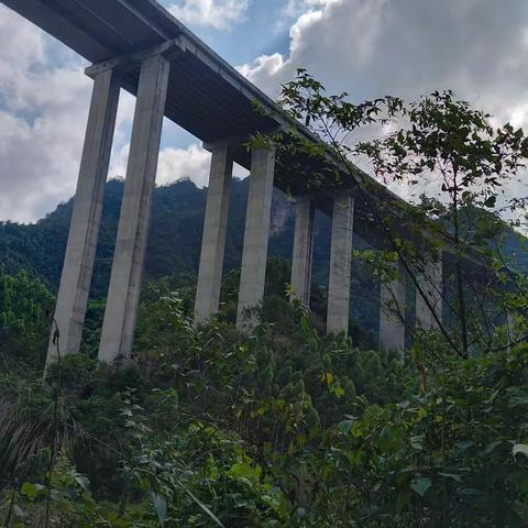 穿越在山间里的天路……