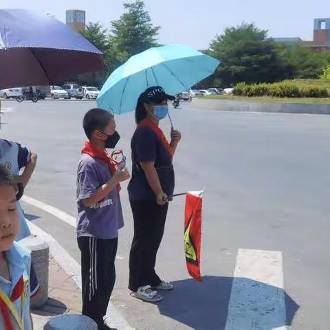 孩子们的“守护神”——记六（2）班家长护学岗活动