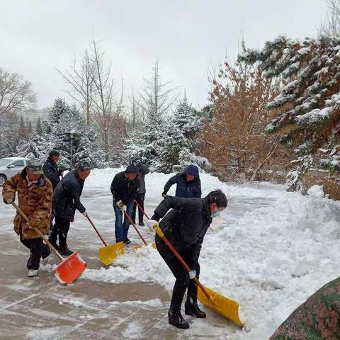 干部职工齐动员 铲冰除雪保安全