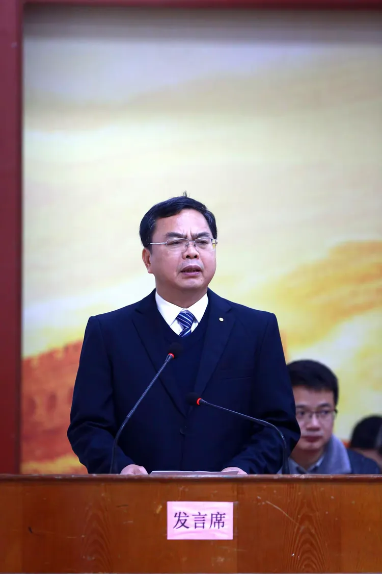 木乐镇中心小学书记张桂锋代表学校致辞本次大会由木乐镇镇长黄凯焱