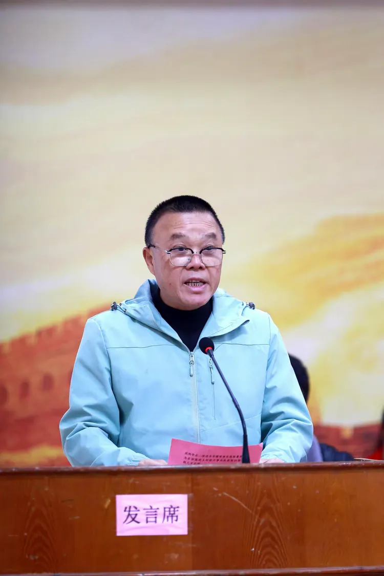 乐镇中心小学书记张桂锋代表学校致辞本次大会由木乐镇镇长黄凯焱主持