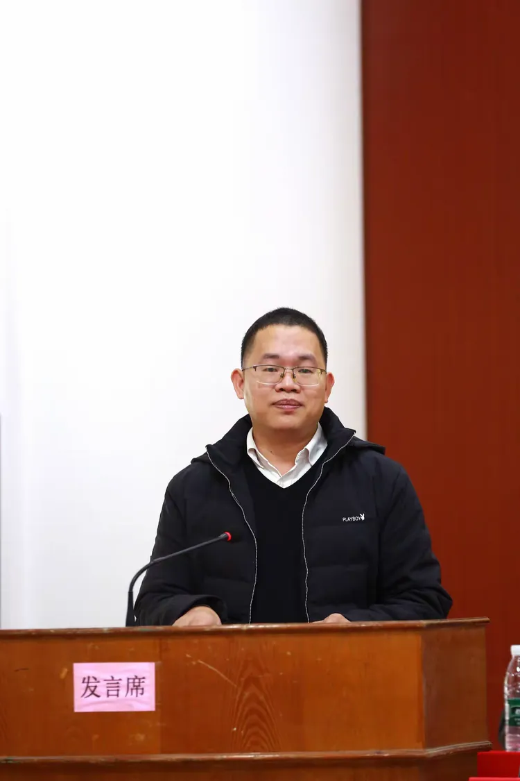 乐镇中心小学书记张桂锋代表学校致辞本次大会由木乐镇镇长黄凯焱主持