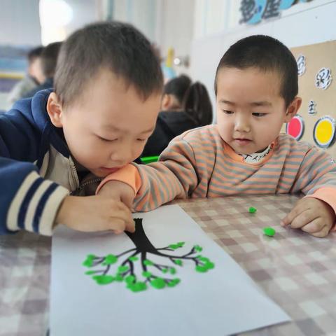 小一班——美术《长满嫩芽的树》+户外活动