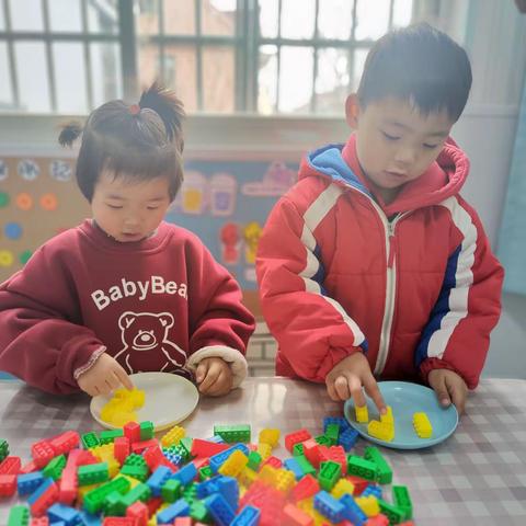 小一班——思维《辨色和数数》+游戏《趣味碰碰球》