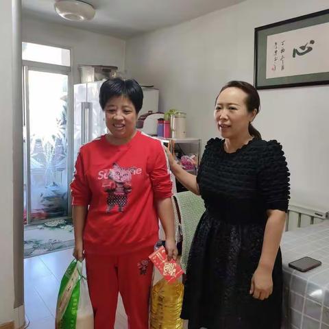 政协委员下社区                                 中秋慰问困难户
