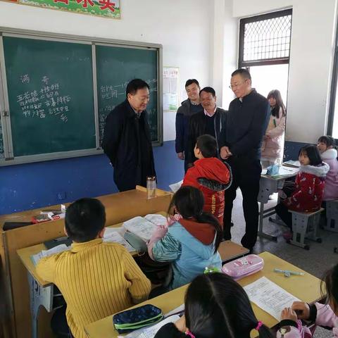 胡方成局长一行莅临河凤桥乡赵棚完全小学检查指导工作