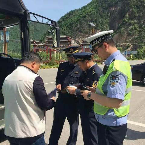 高交大队坪头中队联合陈仓区运管站突击检查九龙山景区旅游客车，确保五一节假期间景区道路安全畅通