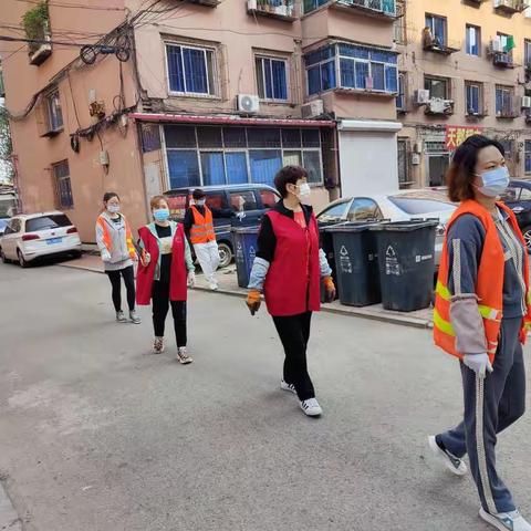 安居社区清理辖区树木