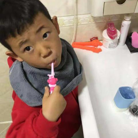 “自己的事情自己做”水木幼儿园大三班好习惯养成活动