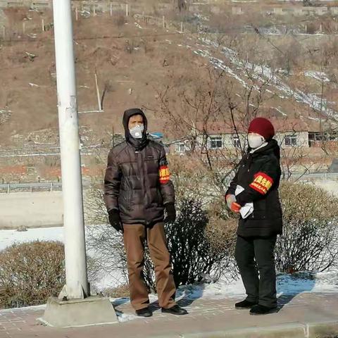 坚守疫情防控第一关的老党员、志愿者