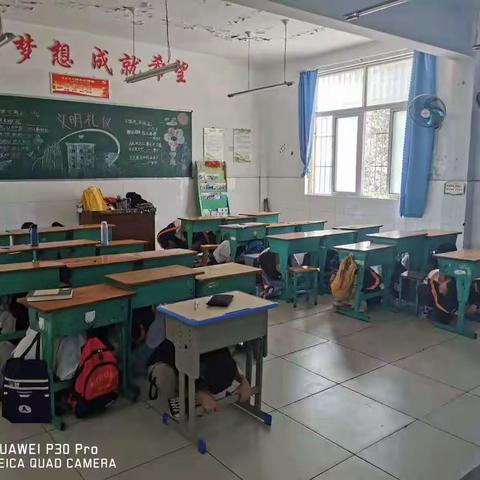 防范灾害风险，筑牢安全基础——记东拐小学“5•12 全国防震减灾日”疏散演练活动