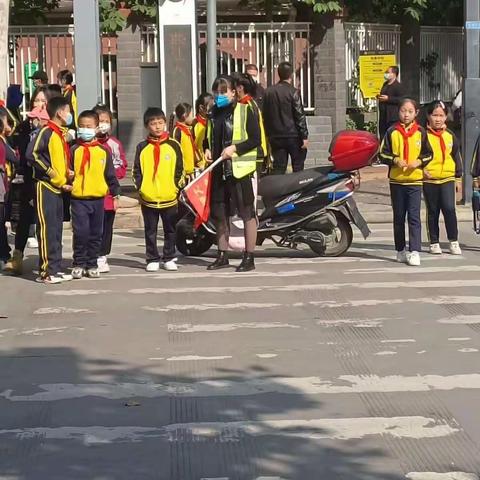 “爱心护学岗 暖心护成长”——眉县第三小学六一班“家校”护学岗工作纪实