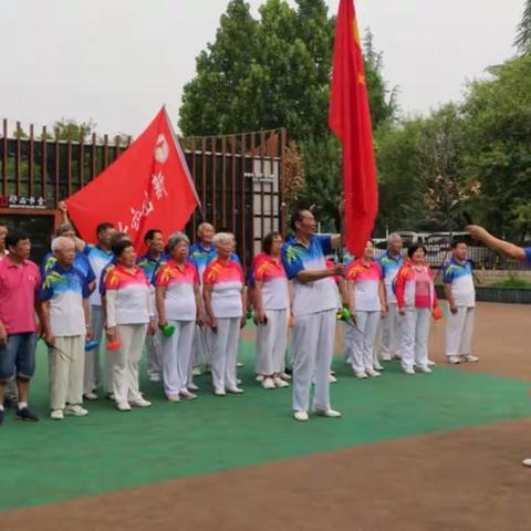 新密市青屏广场郑品书舍庆中国共产党建党99周年空竹文化展演。