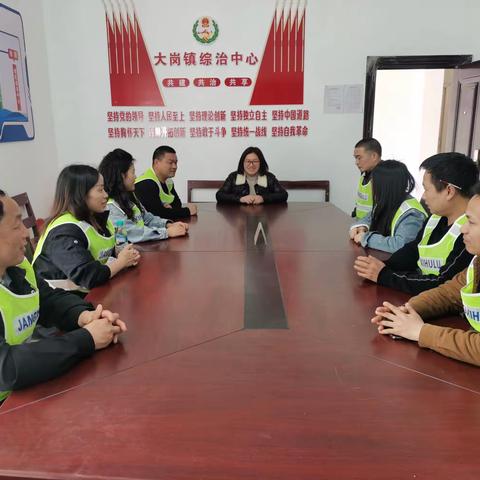 大岗镇加大巡逻力度，护航两会期间铁路运行安全