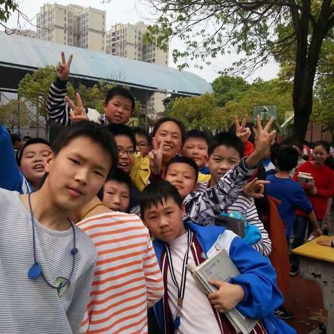 茶陵县解放学校举行大型《热闹的图书跳蚤市场》