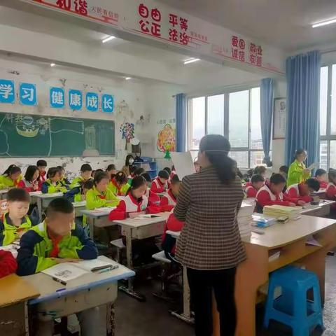 教学管理重实效    视导引领促成长———鸭溪镇中心学校视导鸭溪第二小学