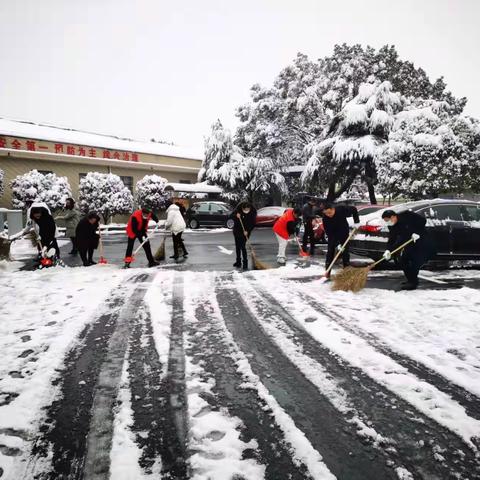 党员志愿者破冰铲雪方便群众就医