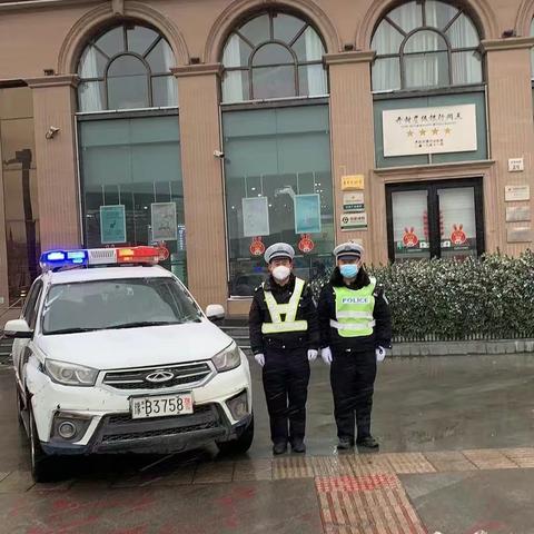 祥符交警雪中严守路面，全力除雪保安全