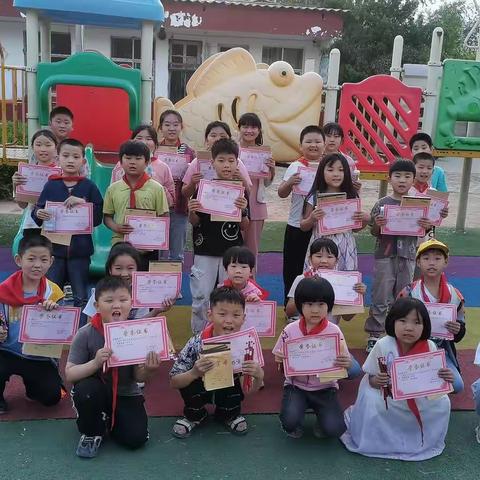 芳华有梦逐青云，共勉互学促成长——千口镇武家村小学期中表彰大会