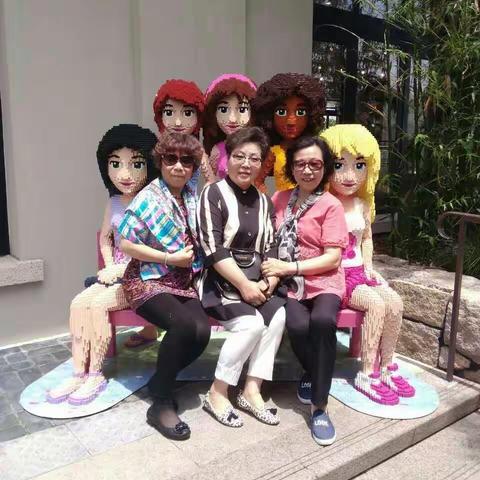 美女们在迪士尼